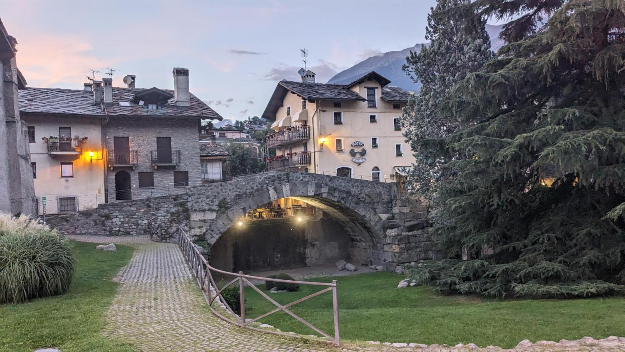 Maison Du Pont Romain Aosta Bagian luar foto